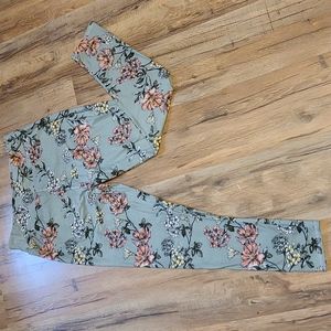 Beautiful Floral leggings. Soft material Size L/XL